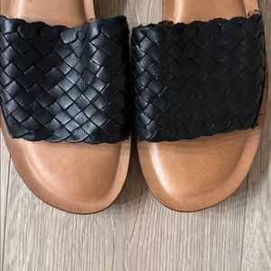 Söfft Black genuine leather Woven Sandals w small heel like new